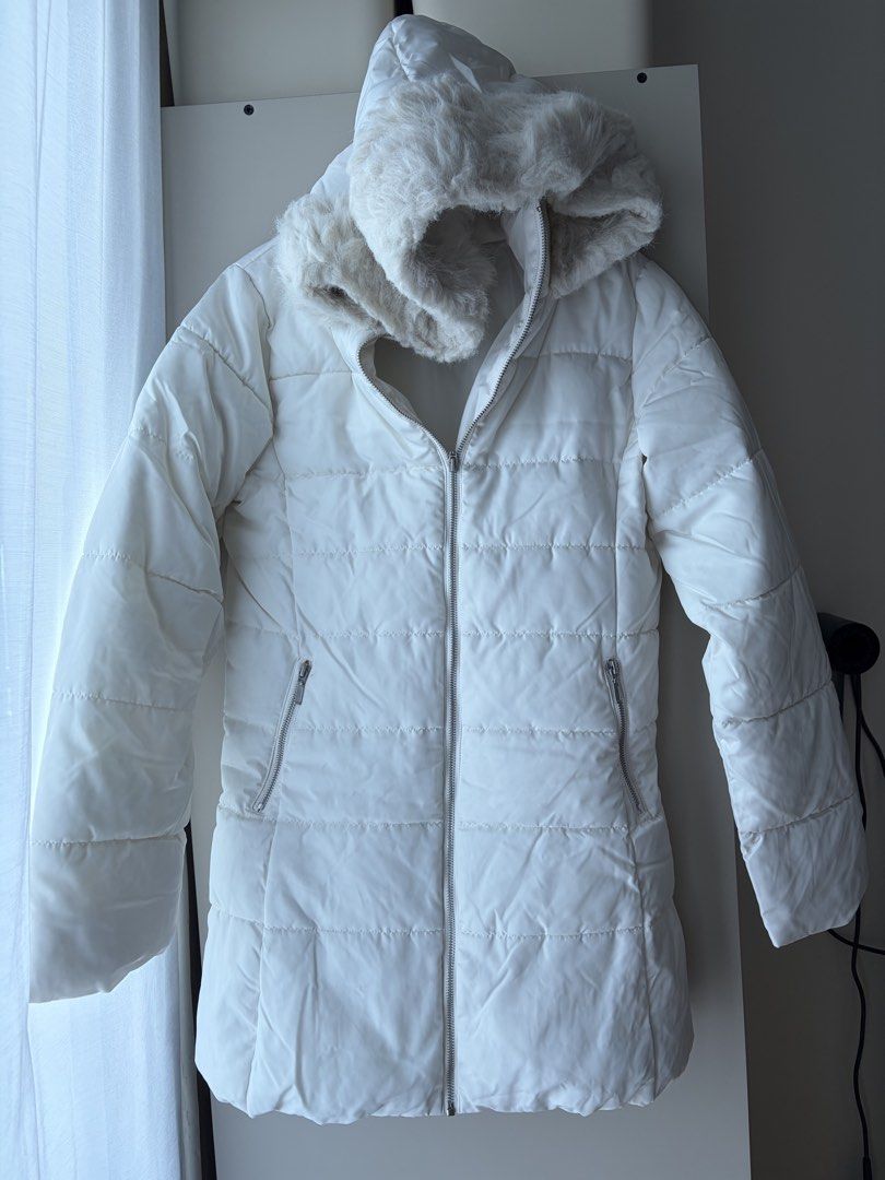 Puffer jacket coat (Category: Coats, Jackets and Outerwear) located in Manila. Submitted by chiiisells_ (Listing ID 1469800296, Image 2). Description: .