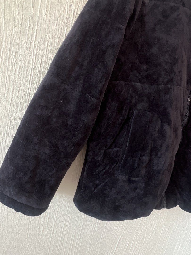 Puffer Velver Jacket (Category: Coats, Jackets and Outerwear) located in Amadeo. Submitted by mavmadel (Listing ID 1469859718, Image 2). Description: Like new Large on tag With small loose thread sa my sleeves part .
