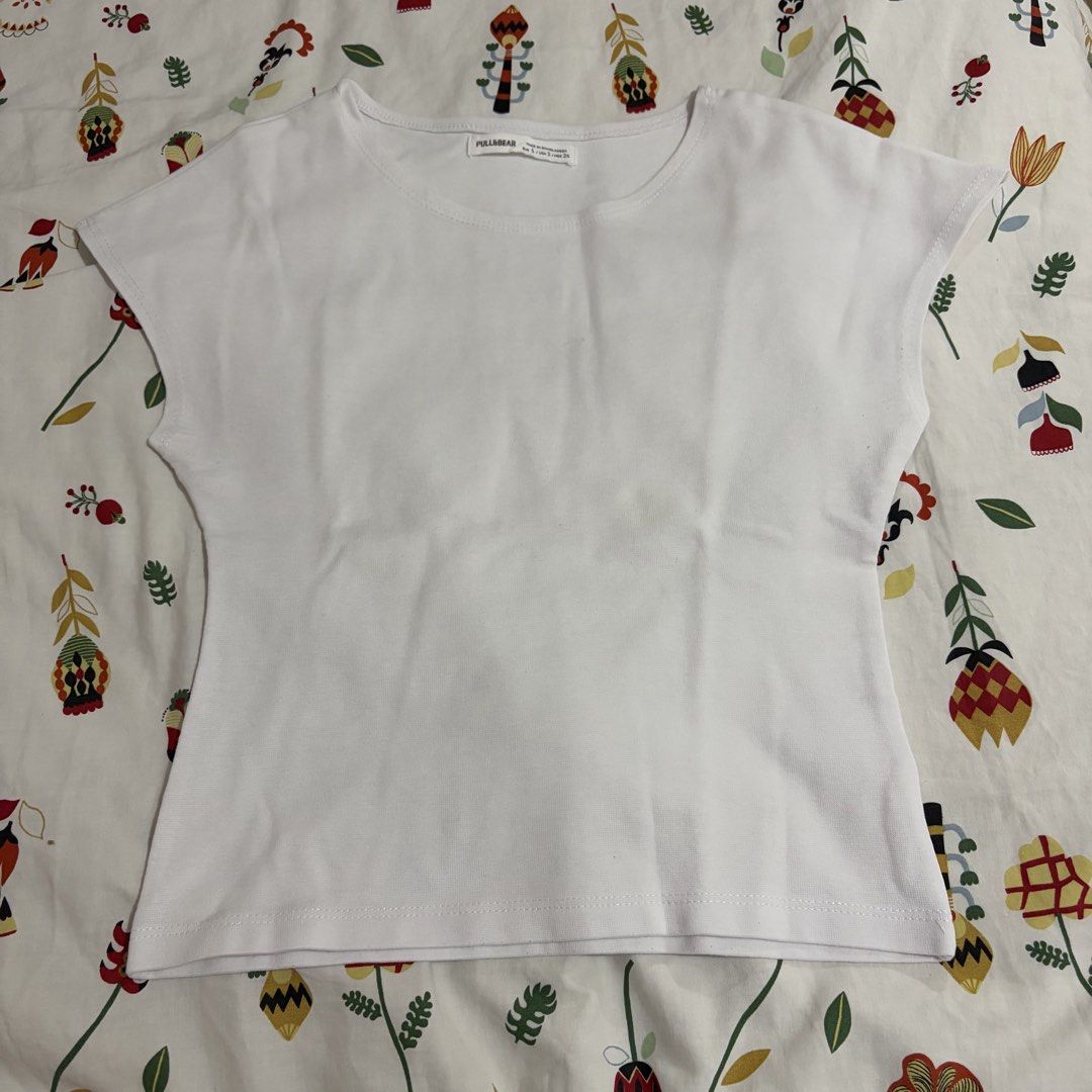 Pull & Bear White T-Shirt (Category: Shirts) located in Marikina City. Submitted by jellyselection (Listing ID 1469788256, Image 1). Description: - worn twice only - good as new - can fit xs-s.