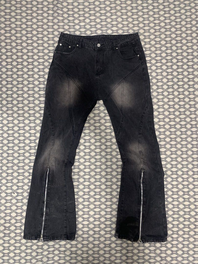 Random Ankle Zip Flare Jeans (no tags) (Category: Jeans) located in General Santos City (Dadiangas). Submitted by sagyourpantss (Listing ID 1469771619, Image 1). Description: Measurements(Inches) Length-43 Waist-32 Leg Opening-11 to 12 Payment First via Gcash Courier-J&T All price are negotiable .