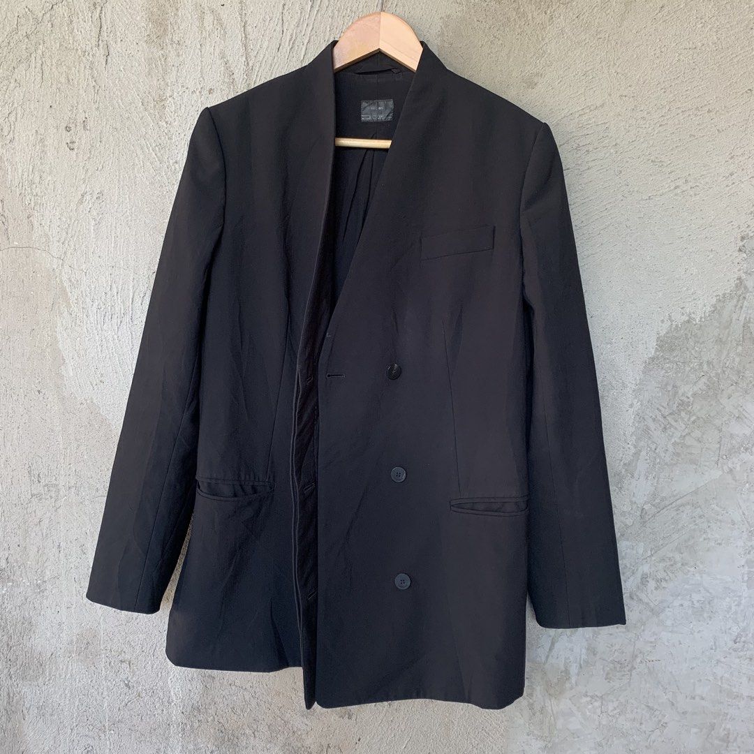 Rare Black Ferragamo Staff Collarless Blazer (Category: Coats, Jackets and Outerwear) located in Sindangan. Submitted by holy_thrift (Listing ID 1469819206, Image 2). Description: - Rare Ferragamo Staff Collarless Blazer - width / 18.5 - length / 31 - issue / no major issue, yang sa last pic is sa inside yan at sa 9 pic is hindi naman sya loose stitching sa luob rin is walang natanggal sa kanya pero kung loose stitching man yan ganyan lang ho sya