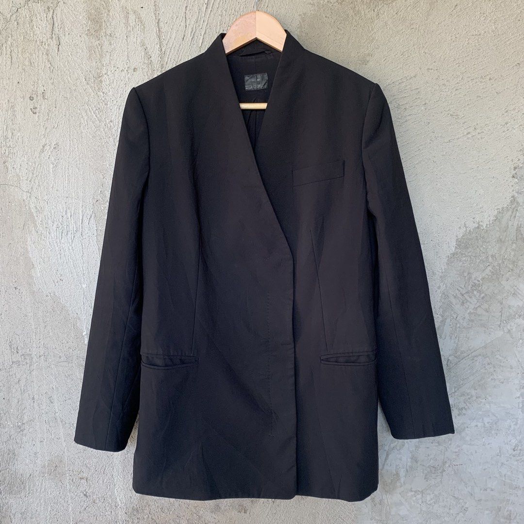 Rare Black Ferragamo Staff Collarless Blazer (Category: Coats, Jackets and Outerwear) located in Sindangan. Submitted by holy_thrift (Listing ID 1469819206, Image 1). Description: - Rare Ferragamo Staff Collarless Blazer - width / 18.5 - length / 31 - issue / no major issue, yang sa last pic is sa inside yan at sa 9 pic is hindi naman sya loose stitching sa luob rin is walang natanggal sa kanya pero kung loose stitching man yan ganyan lang ho sya