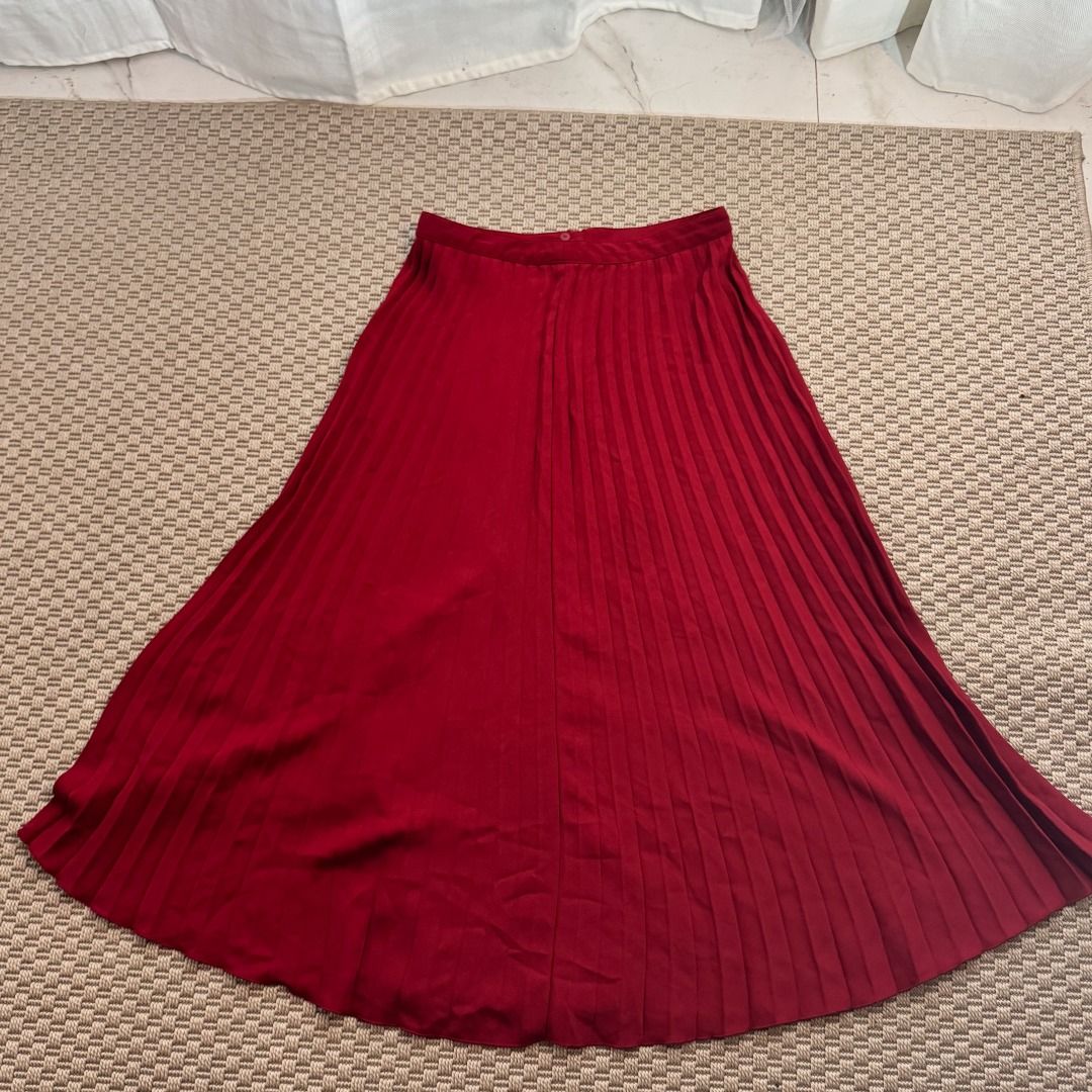 Red Pleated Skirt (Category: Skirts) located in Marikina City. Submitted by repurpose_studio (Listing ID 1469783071, Image 1). Description: - Brand: H&M - Color: Bright red - Size: EUR 36 / US 6 / CN 165/68A - Material: 100% polyester (lightweight with a nice drape) - Closure: Side zip - Care: Machine washable (recommend using a laundry bag).