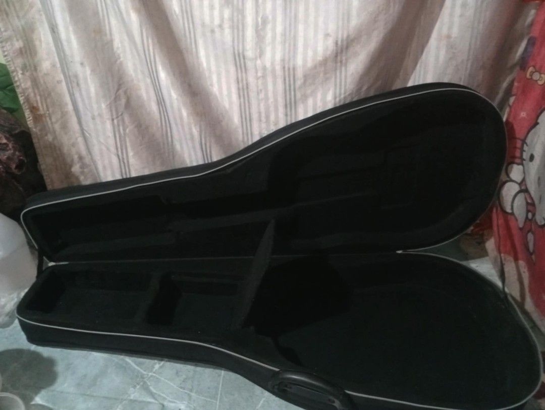Road Runner Acoustic Featherweight Guitar Case — Original (Category: Musical Instruments) located in Caloocan City. Submitted by grandcloud.a0efa7 (Listing ID 1469872592, Image 2). Description: - Rigid hardshell exterior for ultimate bump and impact protection - Soft plush interior lining keeps your guitar scratch-free - Custom-molded shape securely fits standard guitars - Zippered outer pocket for cables, picks, and accessories - Sturdy, riveted