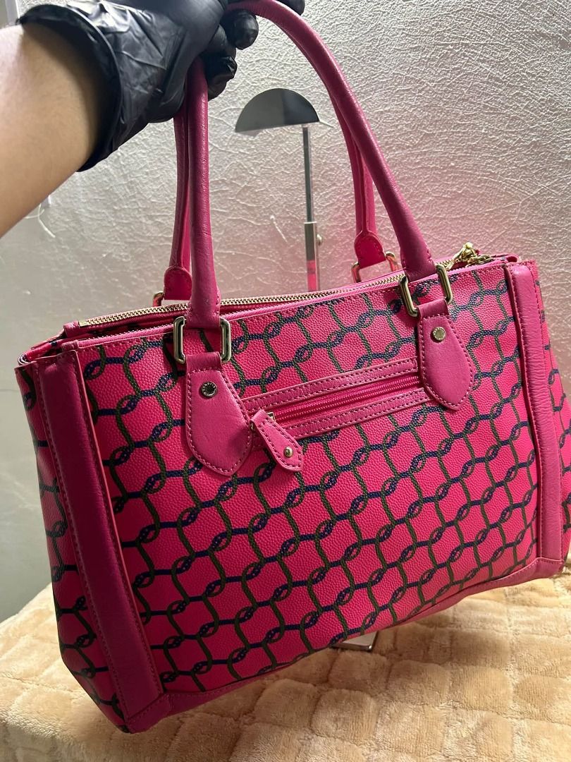 ROBERTA DI CAMERINO HAND BAG (Category: Tote Bags) located in Caloocan City. Submitted by j3ngsanity (Listing ID 1469905701, Image 2). Description: ISSUE : MIN LEATHER SCRATCH / MISSING SLING FRESH CONDI.