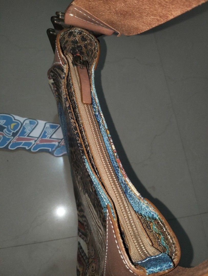 Roberto Cavalli (Category: Shoulder Bags) located in Apalit. Submitted by thrift.nkie.bills (Listing ID 1469773126, Image 3). Description: Gud day Sir/Madam 🥳 For SALE 🔥 For SALE 🔥 For SALE 🔥 🥳 Roberto Cavalli 🔥 Description: Rank AB or B Vintage Roberto Cavalli (collection year 1998) shoulder bag total leather with ethnic and boho chic elements. The handle is leather and the main body is suede leather. This rare Roberto Cavalli piece is a m