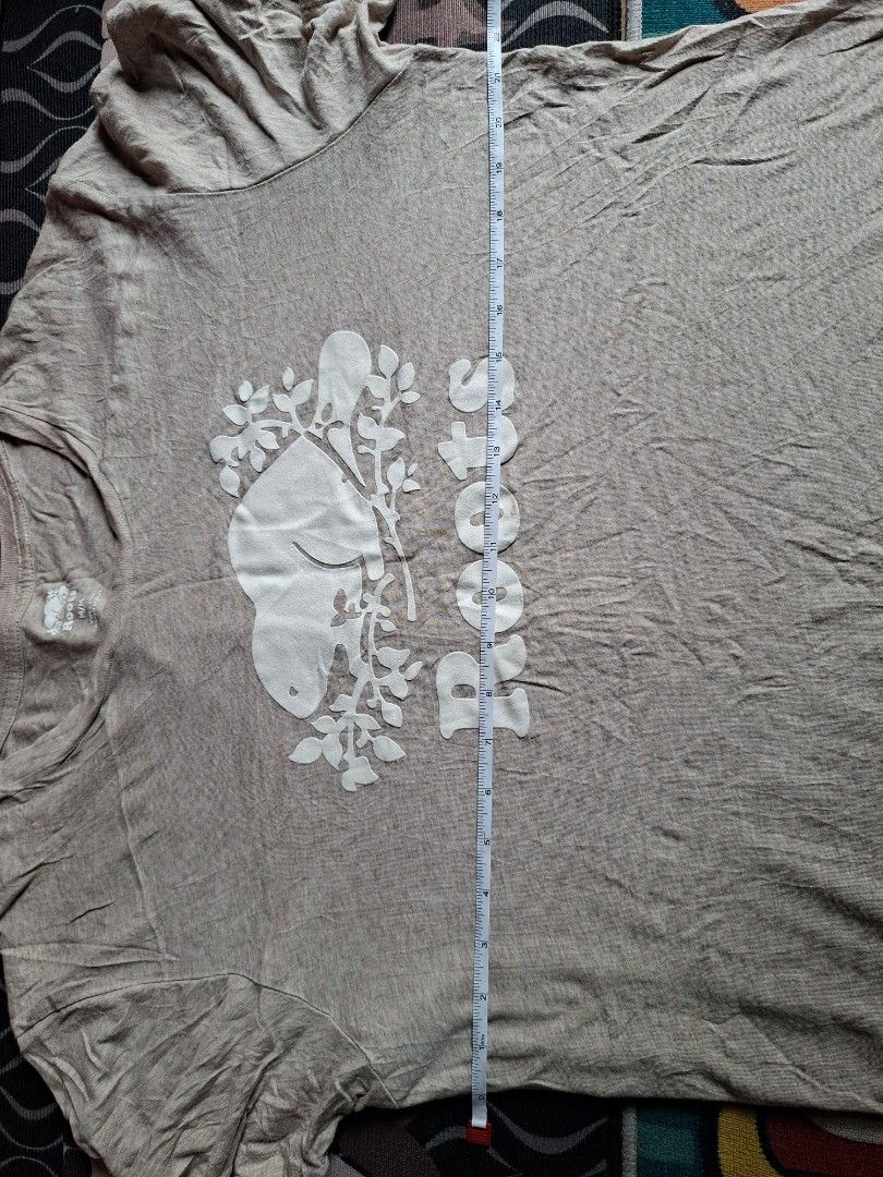 Roots Beaver Logo Brown T-Shirt Size M (Category: Tshirts & Polo Shirts ) located in San Francisco. Submitted by manu2025 (Listing ID 1469937381, Image 3). Description: - Brand: Roots - Color: Brown with classic beaver logo and text graphic - Size: Medium (tag at collar) - Material: 100% organic cotton - Fit/Style: Short sleeves, crew neck, casual everyday wear - Condition/Fit: Measurements provided in photos.