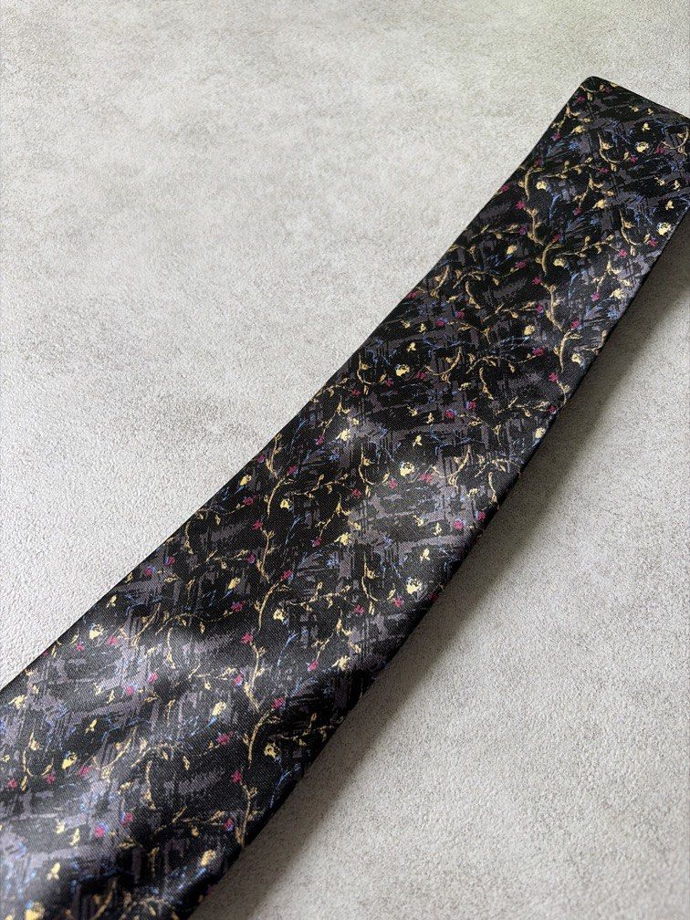 Rosso Bianco Necktie (Category: Ties) located in Pasig City. Submitted by chamoisee (Listing ID 1469787316, Image 2). Description: Rosso Bianco Necktie Will keep if not sold .