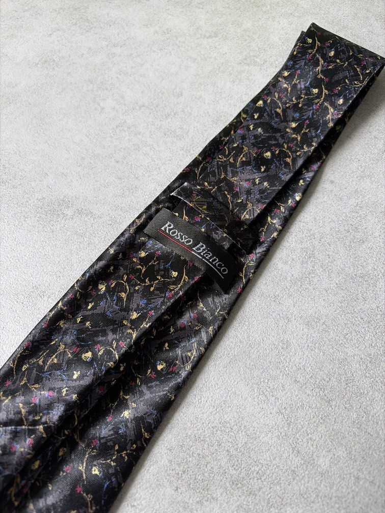 Rosso Bianco Necktie (Category: Ties) located in Pasig City. Submitted by chamoisee (Listing ID 1469787316, Image 3). Description: Rosso Bianco Necktie Will keep if not sold .