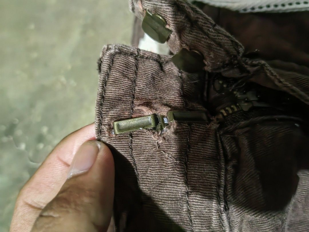 Roxy Brown Cargo Shorts Size S (Category: Shorts) located in Matnog. Submitted by erasmoarnold.b9c007 (Listing ID 1469841623, Image 3). Description: - Brand: Roxy - Color: Brown - Size: S - Details: Front drawstring with metal grommets and side utility pockets - Special Features: Branded metal buttons on pocket flaps and a heart-shaped floral logo patch on the back - Fit: Comfortable and perfect for warm weather.