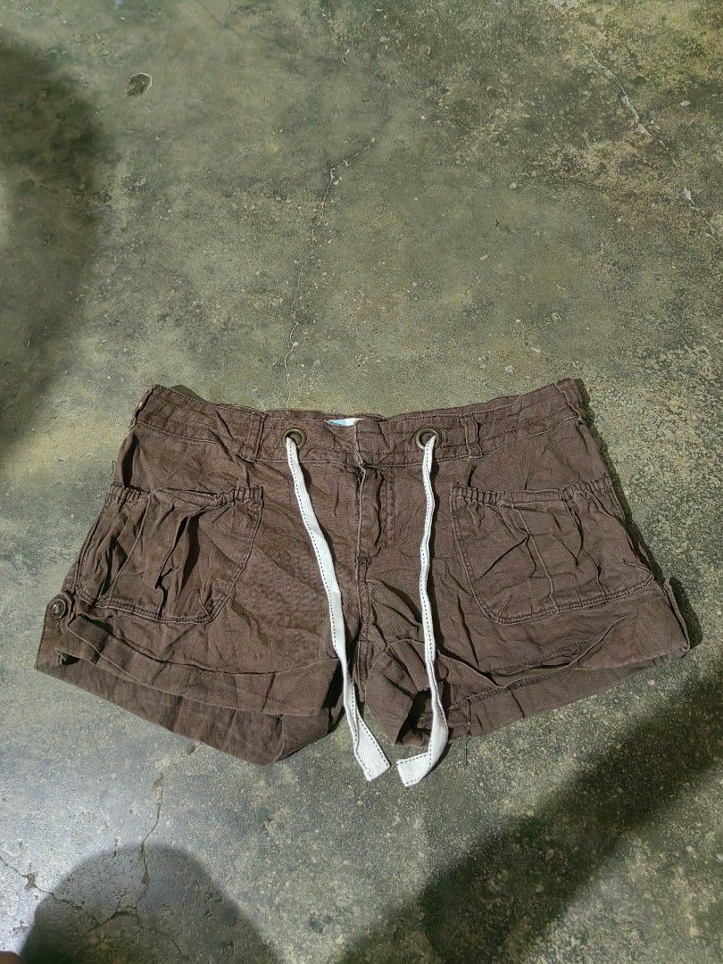 Roxy Brown Cargo Shorts Size S (Category: Shorts) located in Matnog. Submitted by erasmoarnold.b9c007 (Listing ID 1469841623, Image 1). Description: - Brand: Roxy - Color: Brown - Size: S - Details: Front drawstring with metal grommets and side utility pockets - Special Features: Branded metal buttons on pocket flaps and a heart-shaped floral logo patch on the back - Fit: Comfortable and perfect for warm weather.