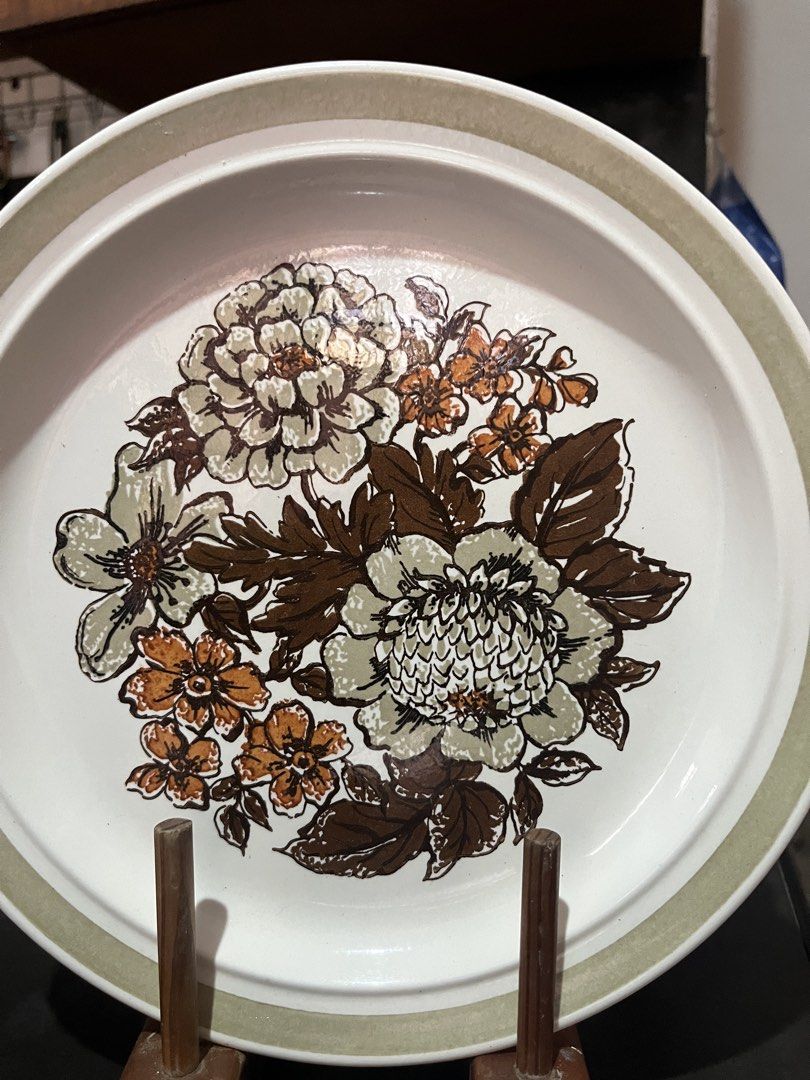 Royal China "Indian Summer" Dinner Plates (Category: Dinnerware & Cutlery) located in Paranaque City. Submitted by paddylla44 (Listing ID 1469771251, Image 1). Description: 6 vintage dinner plates in the collectible 1970s “Indian Summer” pattern by Royal China / Jeannette Corporation. 5 good condition/ 1 with slight chip on the side 📍Tagaytay.