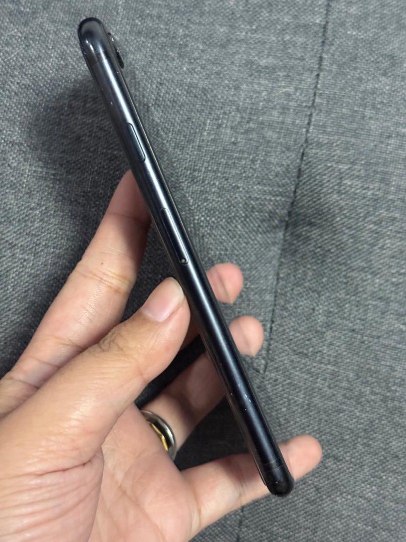 RUSH iPhone SE 2nd Gen 2020 128gb (Category: iPhone SE Series) located in Quezon City. Submitted by theclutter__ (Listing ID 1469878213, Image 3). Description: 74% BH expect niyo na life ng batt is hindi na tumatagal for half a day since 2020 na and 74% nalang BH Can be used as company phone or spare phone No other issues Truetone working Scan working Zoom in and out not shaky Minimal scratches and paint chips (pls see pictures) 128gb Openline.