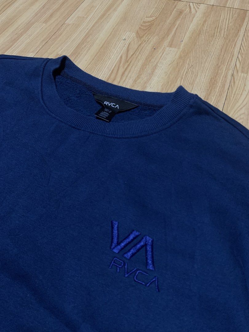 RVCA SWEATSHIRT (Category: Coats, Jackets and Outerwear) located in Rizal. Submitted by uniii_011 (Listing ID 1469915820, Image 2). Description: W: 25.5 L: 30 EXCELLENT CONDITION .