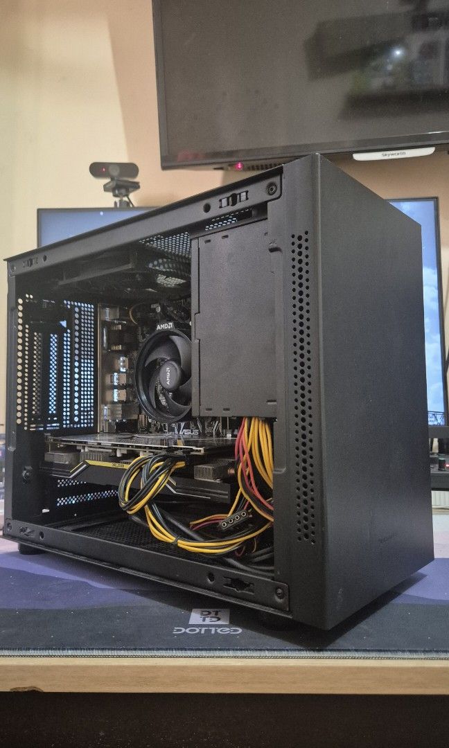 Ryzen 5 Gaming PC (Category: Desktops) located in Las Pinas. Submitted by waynesanityy (Listing ID 1469936993, Image 2). Description: Selling Ryzen 5 Gaming PC Ryzen 5 3600 ASUS Prime A320M-K 2x 4 GB 2666MHz 256 M.2 SSD AsRock RX 5700 XT Silverstone 500w 80+ White Tecware Fusion 1 24k Negotiable Can provide proof that PC is working. ISSUES: 1. Lots of dust RFS: Spare PC MOP: Cash, GCash, Bank Transfer Prefer pickup and meetup. If shipping, must b