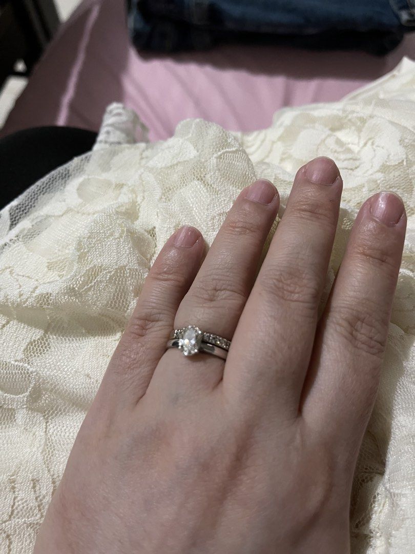 S925 WG Oval Lab grown Diamond Solitaire Ring (Category: Rings) located in Quezon City. Submitted by hellopatchi (Listing ID 1469852562, Image 1). Description: Size 7.5 with IGI certificate 1ct VS1 DEF.