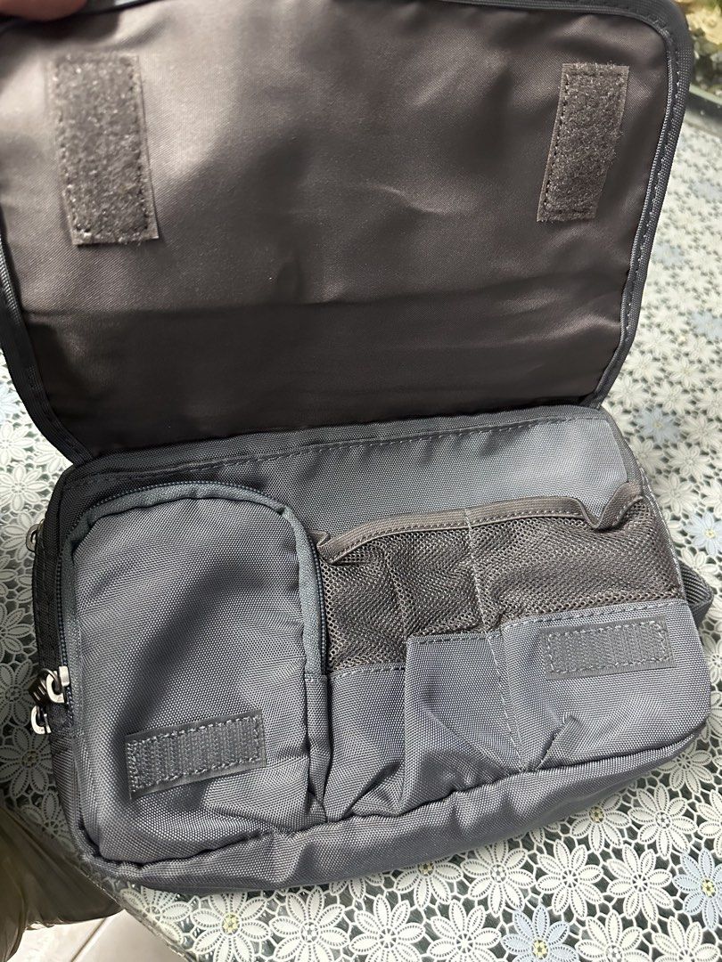 Samsonite belt bag Orig (Category: Belt bags, Clutches and Pouches) located in Angeles City. Submitted by ritenianstuff (Listing ID 1469912685, Image 3). Description: Last price posted! Authentic samsonite 2 in 1 belt bag Add Sf 55 G ash payment.