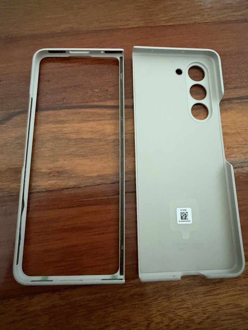 Samsung Fold 5 Case without pen (Category: Cases & Sleeves) located in San Juan City. Submitted by j.a.acct2 (Listing ID 1469772027, Image 1). Description: Selling a Samsung Fold 5 case only, without the pen. This is original from Samsung store..