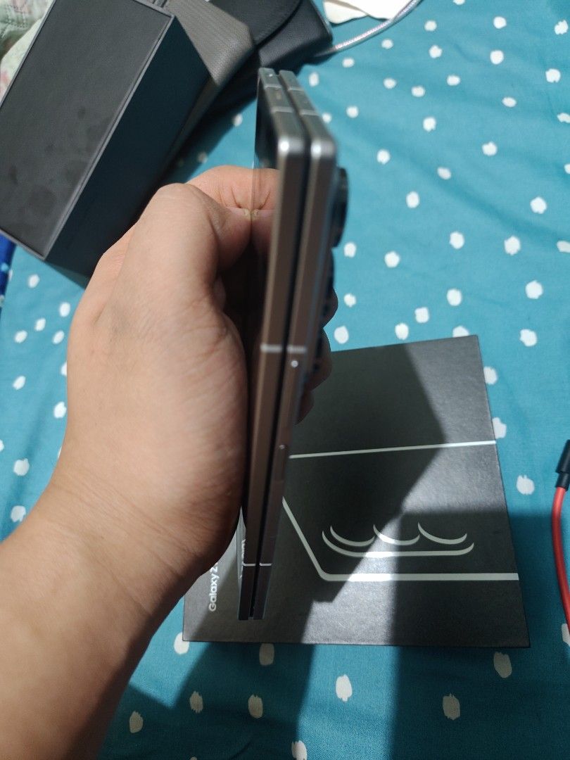 Samsung Galaxy Fold 7 256gb (Category: Samsung) located in Manila. Submitted by dracaranon00587 (Listing ID 1469798194, Image 3). Description: Samsung Galaxy Fold 7 256gb Factory Unlocked Under warranty until 2027 No issue No dot No deadpixel No dents Working both screens Working wifi Working bluetooth Same box imei Unit & Case & anker cable Smooth pa NEGO onti 45,000 Meet up Cavite area.