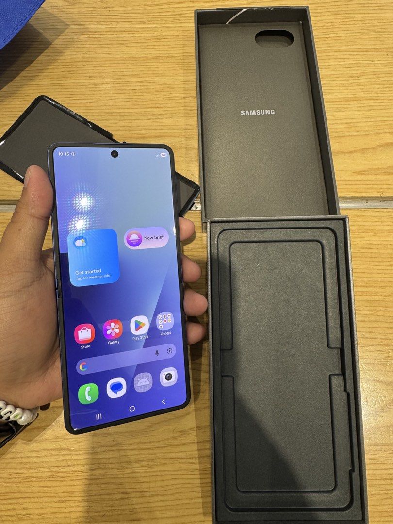 SAMSUNG GALAXY Z FLIP 7 12/256 (Category: Samsung) located in Caloocan City. Submitted by nolealjum83494 (Listing ID 1469766362, Image 1). Description: 🔥 FOR SALE — SAMSUNG GALAXY Z FLIP7 12GB/256GB 🔥 💎 FLAGSHIP PHONE FOR ALMOST 50% OFF THE MALL SRP! 💎 Looking for a premium foldable phone at a much lower price? 😍📱 I GOT YOU! 📱 SAMSUNG GALAXY Z FLIP7 12GB RAM + 256GB STORAGE 💰 SELLING PRICE: ₱35,999 ONLY! 🔥 🏷️ Mall SRP: ₱79,990 💸 SAVE ₱