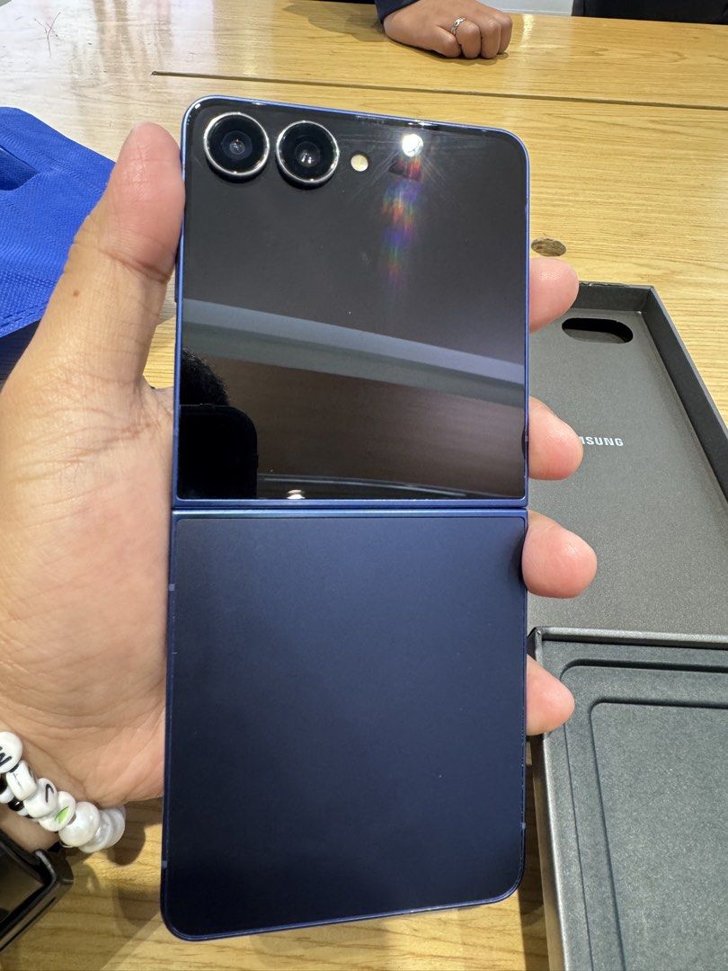 SAMSUNG GALAXY Z FLIP 7 12/256 (Category: Samsung) located in Caloocan City. Submitted by nolealjum83494 (Listing ID 1469766362, Image 2). Description: 🔥 FOR SALE — SAMSUNG GALAXY Z FLIP7 12GB/256GB 🔥 💎 FLAGSHIP PHONE FOR ALMOST 50% OFF THE MALL SRP! 💎 Looking for a premium foldable phone at a much lower price? 😍📱 I GOT YOU! 📱 SAMSUNG GALAXY Z FLIP7 12GB RAM + 256GB STORAGE 💰 SELLING PRICE: ₱35,999 ONLY! 🔥 🏷️ Mall SRP: ₱79,990 💸 SAVE ₱