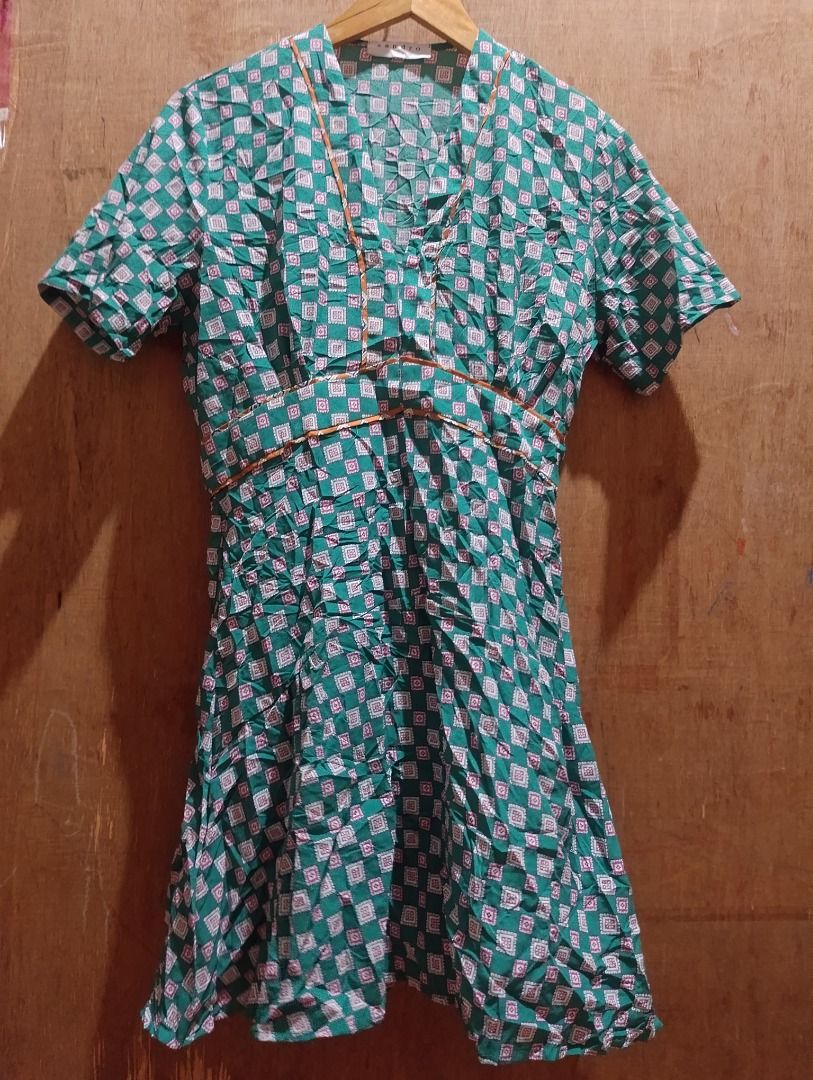 Sandro Paris Green Patterned Short Sleeve Dress Size 40 (Category: Dresses) located in Cavite. Submitted by marvzclothing (Listing ID 1469889692, Image 1). Description: - Brand: Sandro Paris - Size: 40 (Fits true to size) - Color/Pattern: Green with all-over fun geometric print - Details: V-neckline, contrasting trim under the bust, lightweight fabric - Fit: Flared skirt portion - Closure: Convenient side zipper - Condition: Excellent, well-maint