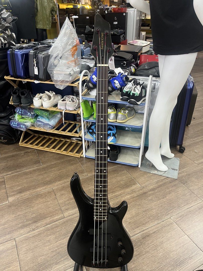 Santa Cruz 4-String Electric Bass Guitar Black, Hobbies & Lifestyle ...