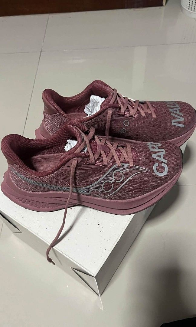 Saucony X Carnival Endorphin Speed 5 (Category: Sneakers) located in Lucena. Submitted by gabzo_ (Listing ID 1469884703, Image 2). Description: Saucony x Carnival Endorphin Speed 5 Size 26.5CM / 8.5US No issues Location: Lucena, Quezon FREE SF VIA JNT dm lang for more pics and details TYY!!.