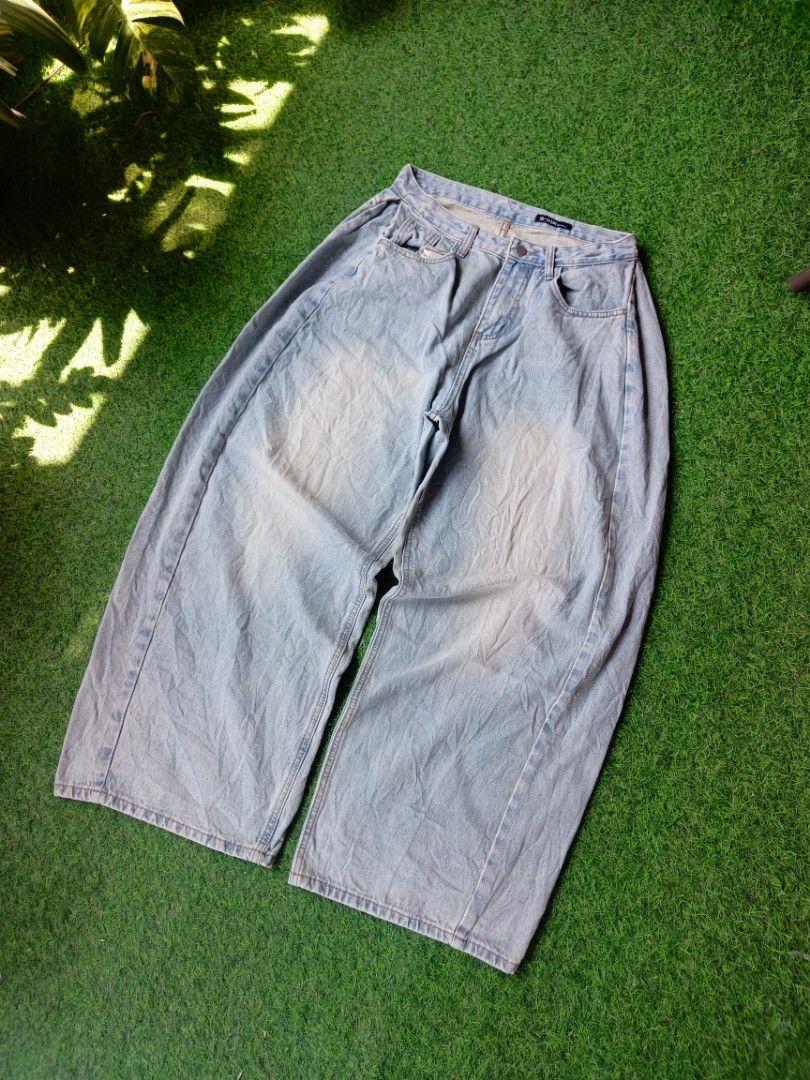 SBIN baggy pants (Category: Jeans) located in Davao. Submitted by karlito. (Listing ID 1469776122, Image 1). Description: Waist 28 Length 40.5 Hem 11.5 Thigh 15.5.