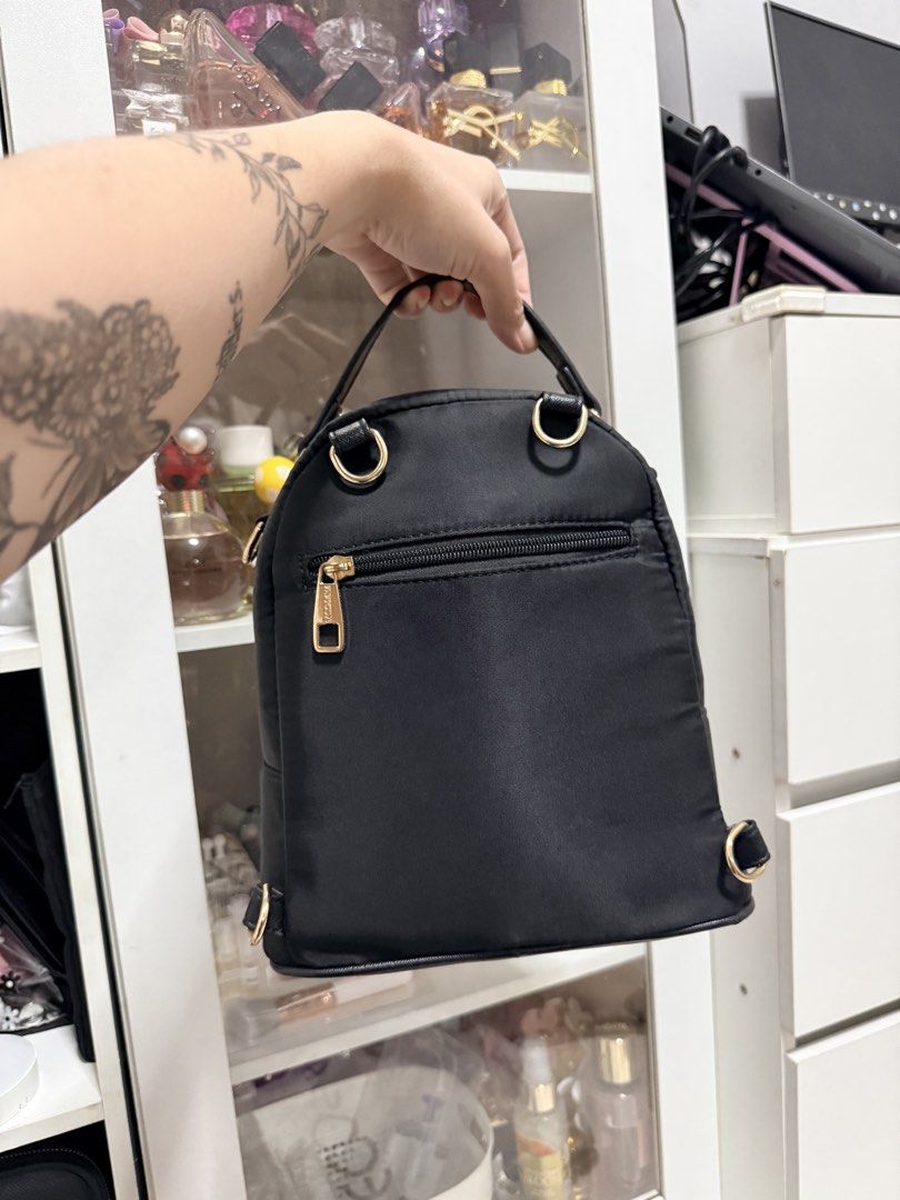 Secosana back pack (Category: Backpacks) located in Bacoor. Submitted by jandeeee (Listing ID 1469760562, Image 3). Description: Kasama na yung black twilly sa handle.