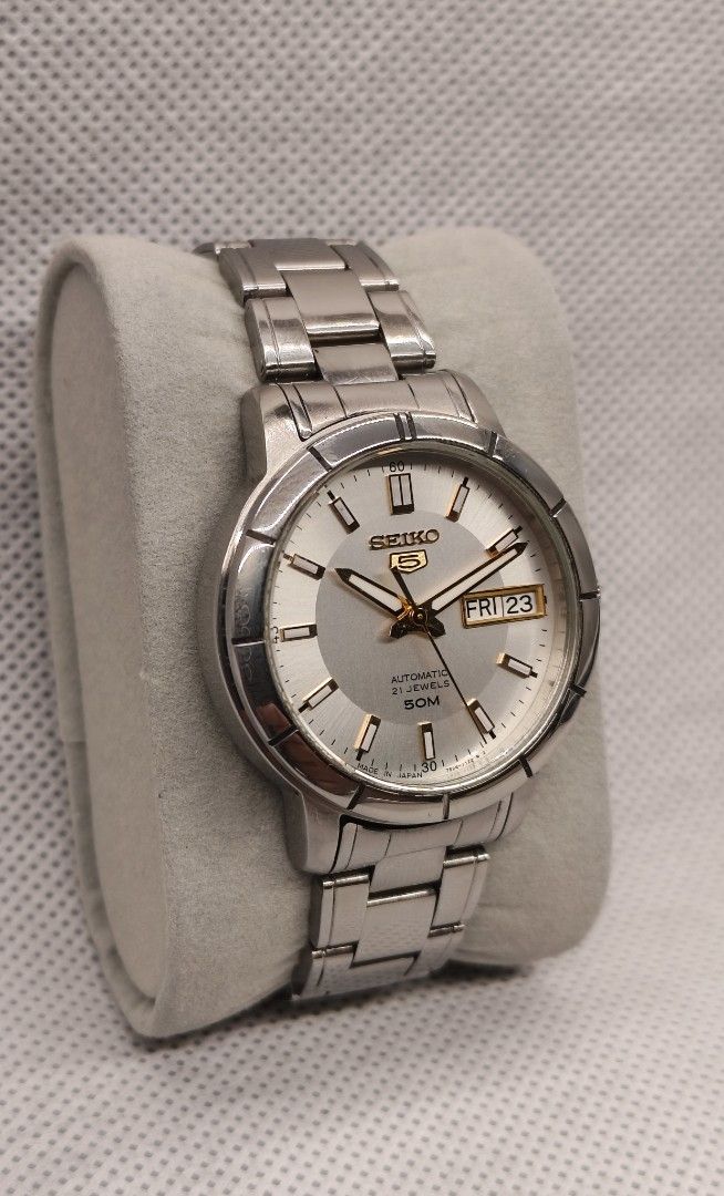 Seiko 5 Automatic 21 Jewels (Reference: SNK899K1) JDM (Category: Men's Watches) located in Pasig City. Submitted by timepiece-and-co (Listing ID 1469797606, Image 2). Description: Key Features: Movement: Caliber 7S26 Automatic (Self-winding mechanical movement) Jewels: 21 Jewels Dial: Silver/Cream sunburst dial with gold-accented hands and indices Complications: Day and date display window at the 3 o'clock position Water Resistance: 50 Meters (50