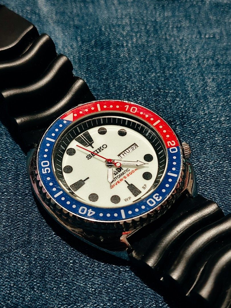Seiko Diverce (Category: Men's Watches) located in Marikina City. Submitted by duaaaaa (Listing ID 1469914760, Image 2). Description: Seiko Diverce Rotating vessel Automatic movement With paperbag & hardbox Bnew!.