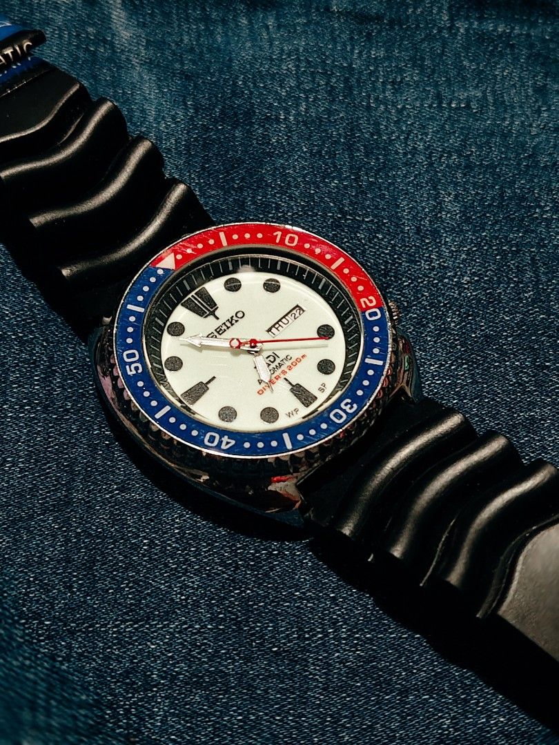Seiko Diverce (Category: Men's Watches) located in Marikina City. Submitted by duaaaaa (Listing ID 1469914760, Image 1). Description: Seiko Diverce Rotating vessel Automatic movement With paperbag & hardbox Bnew!.