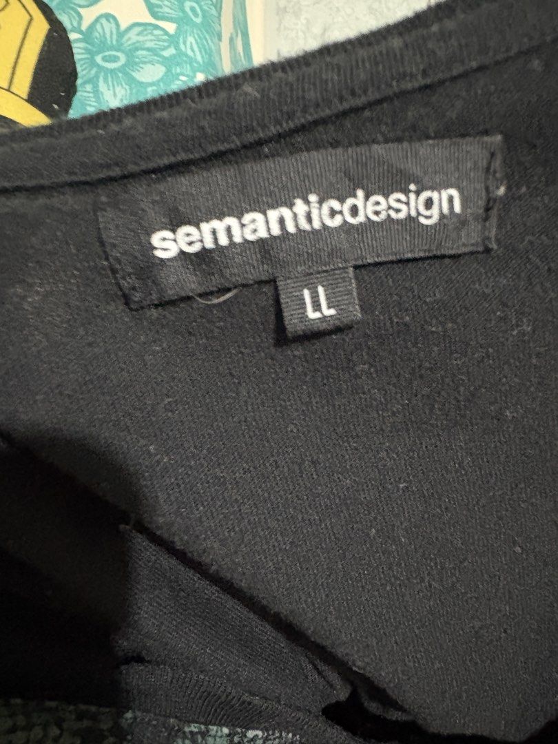Semantic Design Black V-Neck T-Shirt Size LL (Category: Tshirts & Polo Shirts ) located in Manila. Submitted by rancww (Listing ID 1469821708, Image 3). Description: 20 x 27.