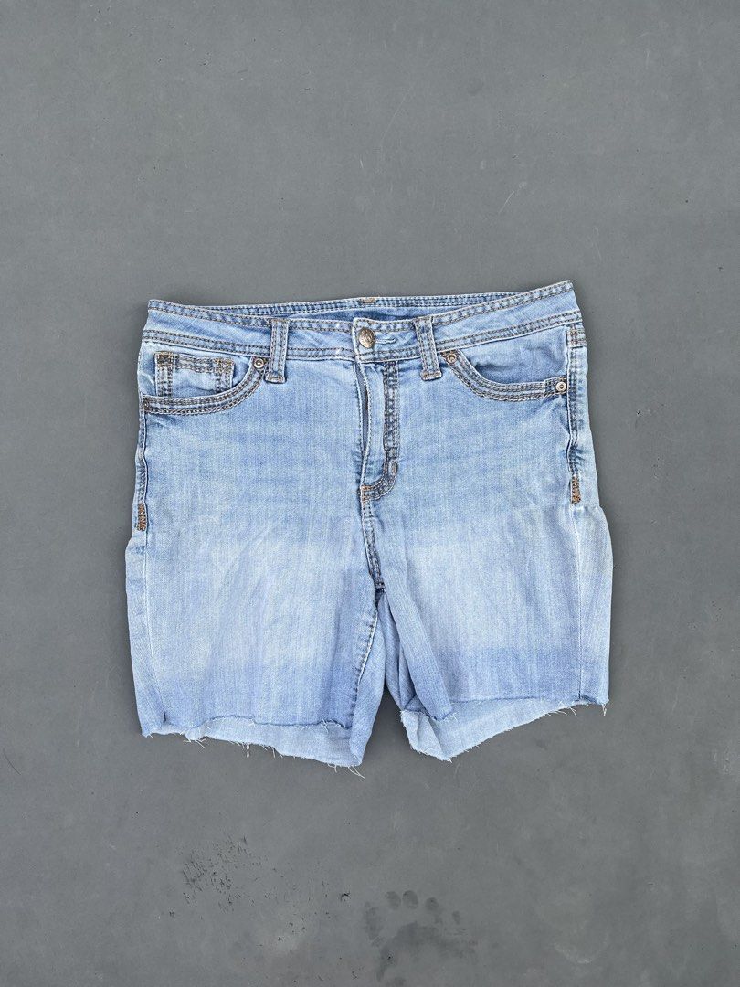 SEVEN7 DENIM SHORT (Category: Shorts) located in Quezon City. Submitted by kentstuff (Listing ID 1469905467, Image 1). Description: SEVEN7 Waist: 34-37 Length: 16 Leg opening: 12 Condition: Excellent CR: 9/10 Issue: ❌ DISCLAIMER: This is a thrifted item. All brands, logos, and trademarks belong to their rightful owners. We’re here to rehome great pieces — no brand affiliation intended.