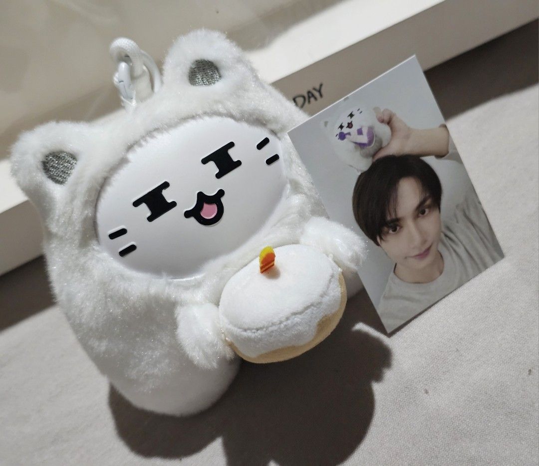 SEVENTEEN JUN HAPPY DAY JUN OCL KEYRING (Category: K-Wave Merchandise) located in Manila. Submitted by hanifinds (Listing ID 1469916622, Image 1). Description: ▪︎ keyring + pc P1250 ▪︎ pc only P250.