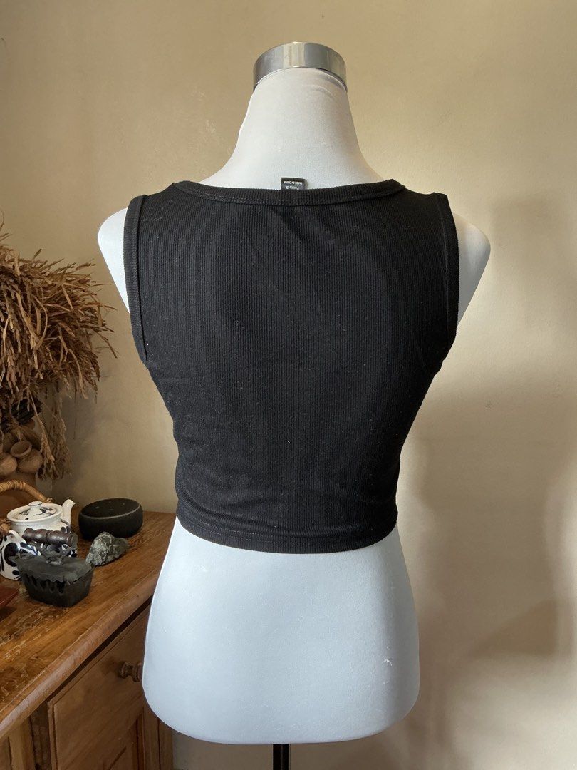 SHEIN Black Ribbed Sleeveless Crop Top (Category: Sleeveless) located in Quezon City. Submitted by shopabilitymnl (Listing ID 1469814060, Image 2). Description: Size: XS-S Mannequin’s size - Bust: 36-37 inches - Length: 23 Inches .