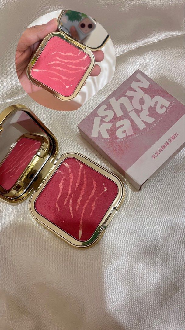SHOWKAKA Soft Light Bright Color Gradient Powder Blusher (Category: Makeup) located in Caloocan City. Submitted by brdnkm26 (Listing ID 1469785577, Image 3). Description: - Brand: SHOWKAKA - Shade: Pink & white marble blush and highlighter duo - Packaging: Gold compact case with built-in mirror + original box included - Condition: Gently used a few times, 90%+ product left - Performance: Great pigmentation, smooth, and easy to blend.