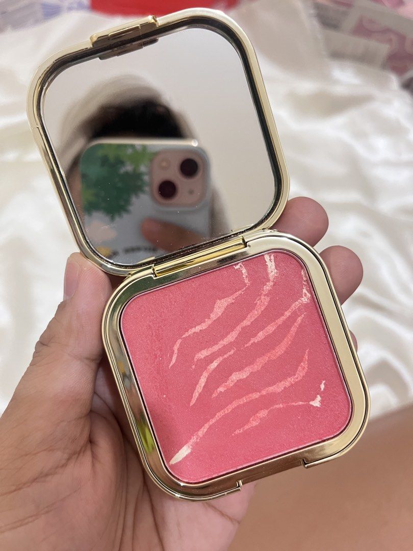 SHOWKAKA Soft Light Bright Color Gradient Powder Blusher (Category: Makeup) located in Caloocan City. Submitted by brdnkm26 (Listing ID 1469785577, Image 1). Description: - Brand: SHOWKAKA - Shade: Pink & white marble blush and highlighter duo - Packaging: Gold compact case with built-in mirror + original box included - Condition: Gently used a few times, 90%+ product left - Performance: Great pigmentation, smooth, and easy to blend.