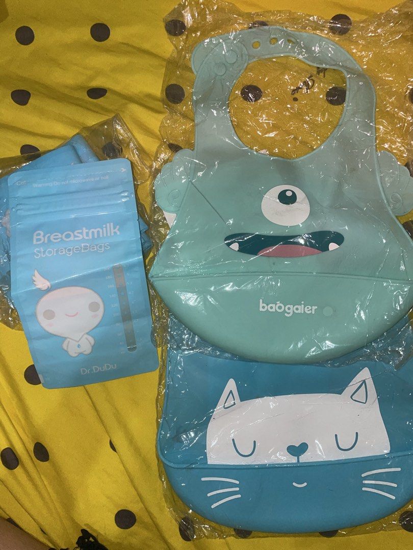Silicone Bibs and dr.dudu Breastmilk Storage Bags Bundle (Category: Weaning & Toddler Feeding) located in San Pedro. Submitted by byeonhazel (Listing ID 1469852467, Image 1). Description: - Not used - 2x Silicone baby bibs: Green with cute monster graphic (Baogaier branding) and Blue with white cat face - 22 packs of Dr.DuDu breastmilk storage bags with clear capacity measurements up to 250ml - RFS: Decluttering / Extra baby items 📍San Pedro Lag