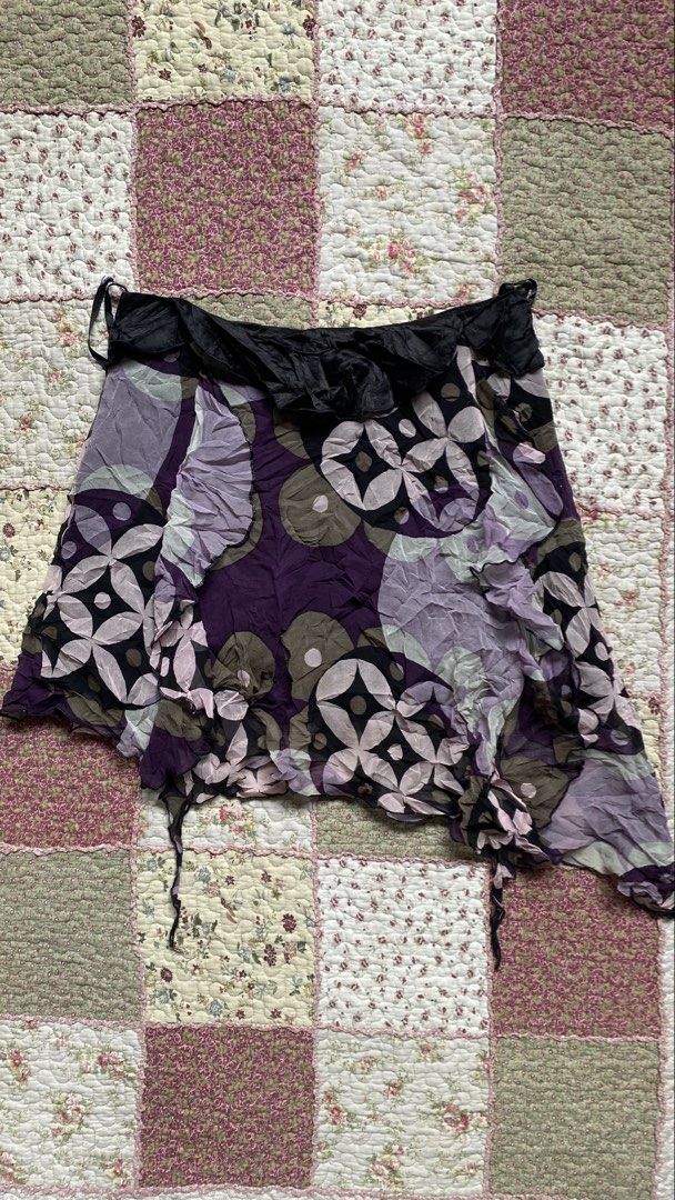 SILK ASYMMETRICAL SKIRT (Category: Skirts) located in Aurora. Submitted by srahmay.l (Listing ID 1469853318, Image 1). Description: .