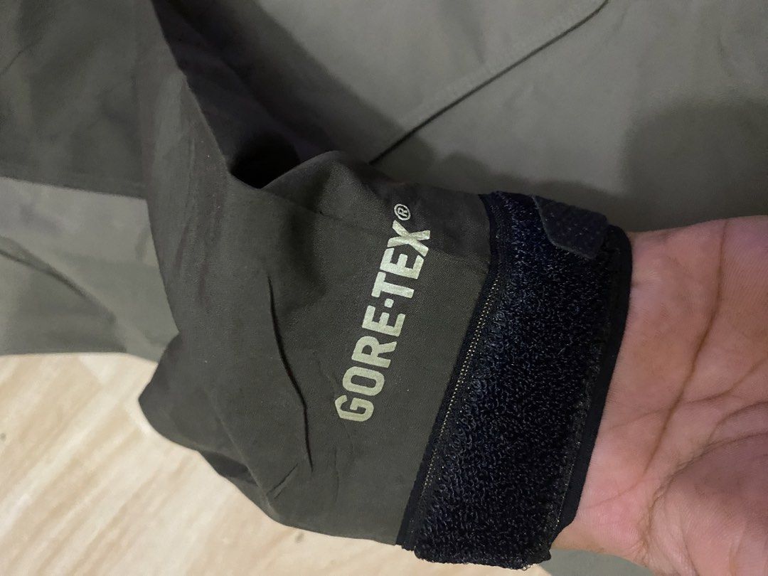 Simms Fishing Products GORE-TEX Jacket Size M (Category: Coats, Jackets and Outerwear) located in Manila. Submitted by jeffrelbar68009 (Listing ID 1469935966, Image 2). Description: ‼️FOR SALE‼️ Simms waterproof jacket Gore-tex size Medium Size: Medium-Large Width: 25 Length: 27 Waterproof/GORE-TEX Excellent Condition as new No issue .