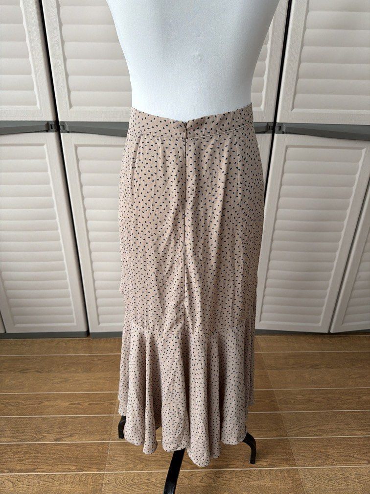 Skirt Long Asymmetrical (Category: Skirts) located in Quezon City. Submitted by shoppingcartmnl (Listing ID 1469803831, Image 3). Description: Waistline 30 (please see photo).