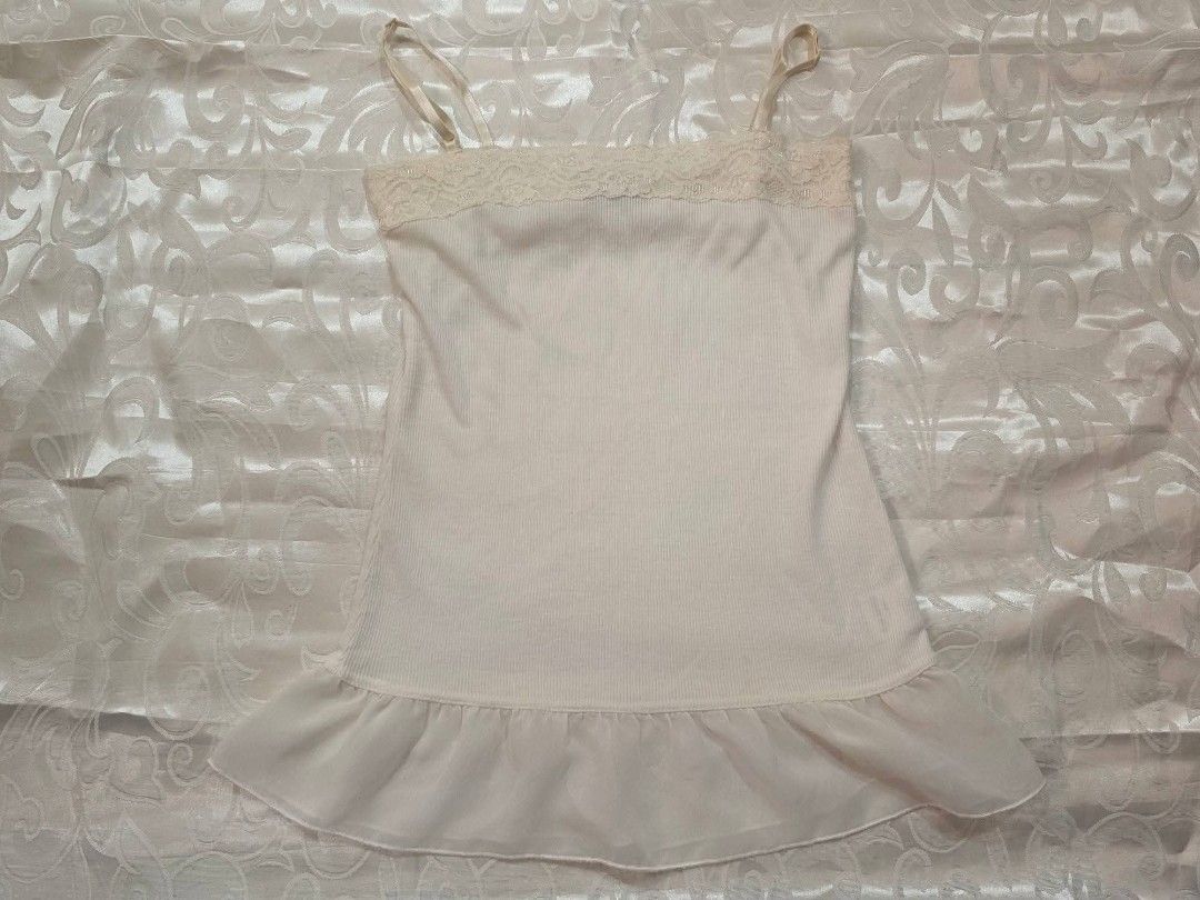 Sleeveless Lace Top Camisole (Category: Sleeveless) located in Manila. Submitted by drieinpink31 (Listing ID 1469902879, Image 1). Description: 🎀 DRIÉ IN PINK ITEM DETAILS • Issue/Flaw: Minimal Stain, See-through 📦 SHIPPING • J&T Express • Shipping fee: Shouldered by buyer 💳 PAYMENT • GCash • Maya • COD: Not available 📌 PLEASE NOTE Any issues/flaws will be stated and shown in the listing. Please check the photos and details carefully before p