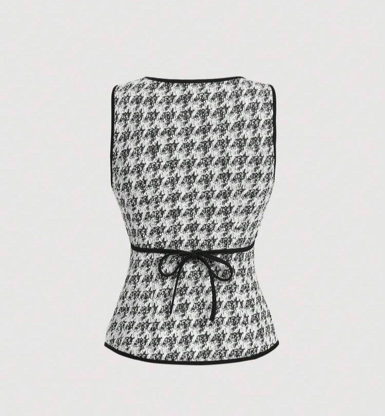 Sleeveless Top (Category: Blouses) located in Obando. Submitted by beabadobee__ (Listing ID 1469924252, Image 2). Description: Shoulder: 13.4 in Bust: 33.5 in Waist: 26.4 in Length: 22.4/20.3 in.