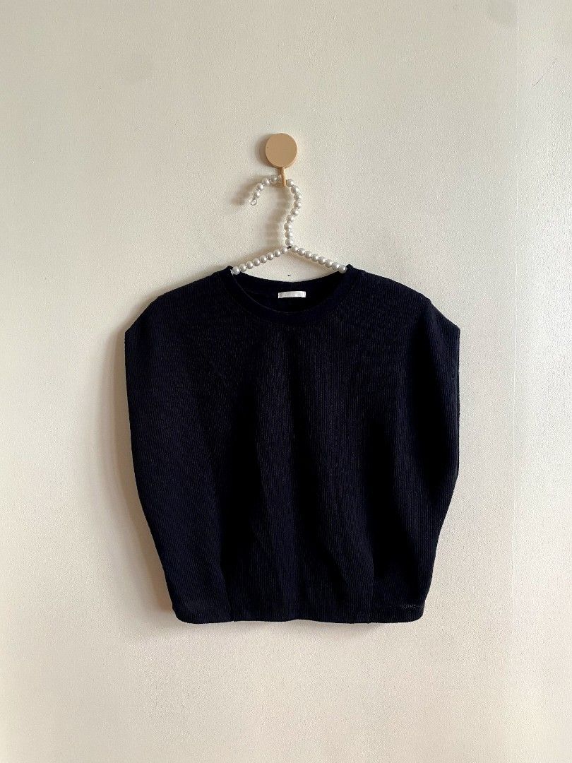 Small GU Loop Yarn Waist Tuck Shirt (Category: Others Tops) located in Castillejos. Submitted by lalainecloset22 (Listing ID 1469787908, Image 3). Description: - Brand: GU (Uniqlo group) - Item: Loop Yarn Waist Tuck Shirt - Color: Black - Size: Small - Condition: Excellent pre-owned (Layered Condition 4) - Features: Textured loop yarn material, waist tuck detail for a flattering fit, crew neckline, sleeveless design - Perfect for casual outings, 