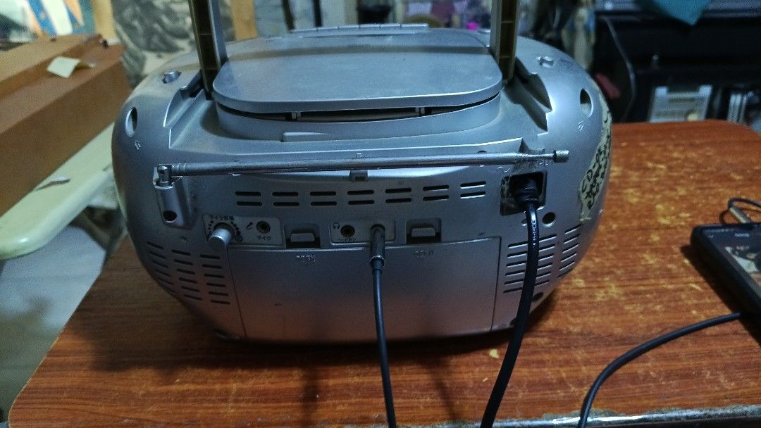 Soundlook CD Cassette Radio (Category: Portable Music Players) located in Pasay City. Submitted by marineljapansurplus (Listing ID 1469783392, Image 3). Description: Pls READ / paki basa muna Power: 100v 11W (need gamitan ng transformer) Soundlook CD Cassette Radio Good pang Line-in. CD not spinning Cassette working but damage pin roller. Tuner no signal. AS IS WHERE IS CONDITION Sample vid available Price: ₱350 Location: Cabrera Pasay City.
