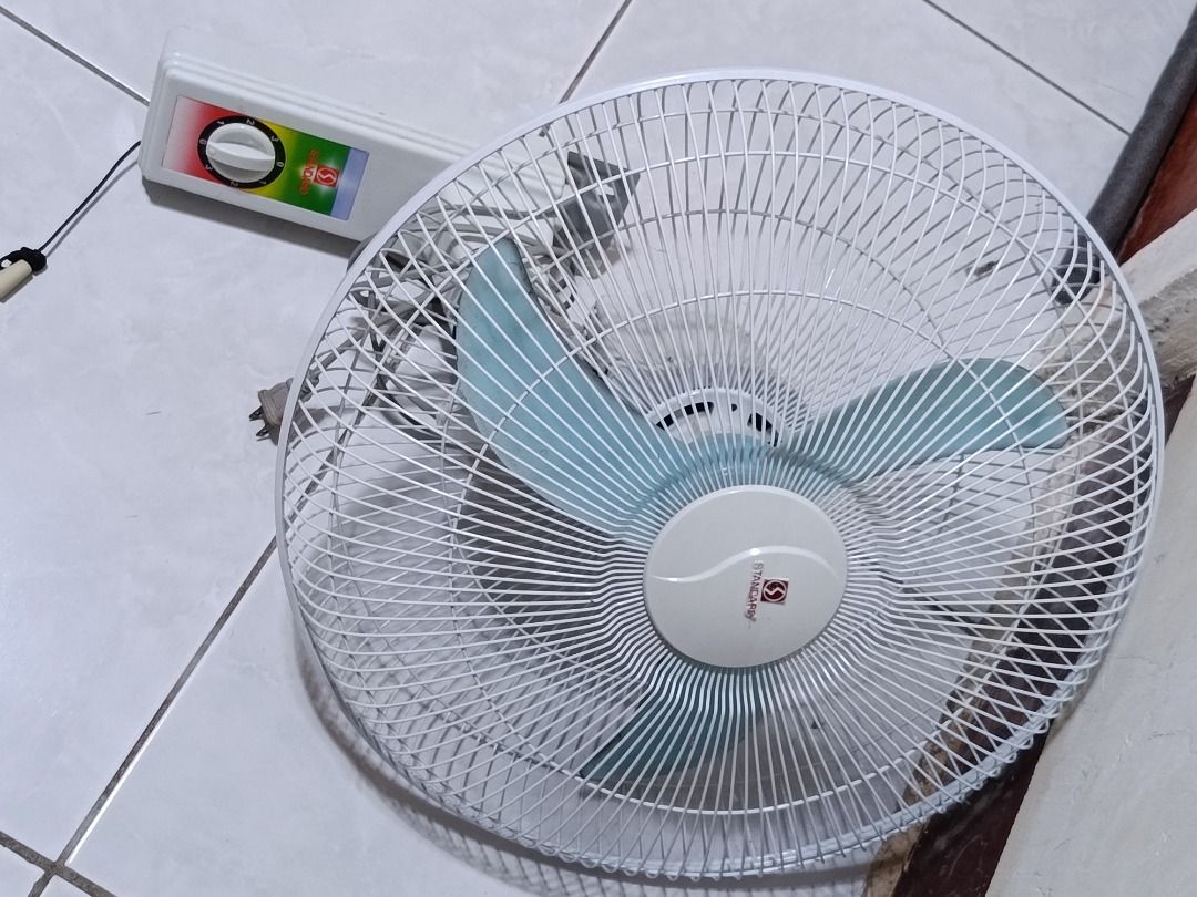 Standard Wall Mount Electric Fan Oscilliating (Category: Other Home Appliances) located in Batangas. Submitted by potpot1384 (Listing ID 1469883398, Image 3). Description: This is a Standard Wall Mount Oscilliating Fan, in good condition and perfectly suitable for a dorm or single room used..