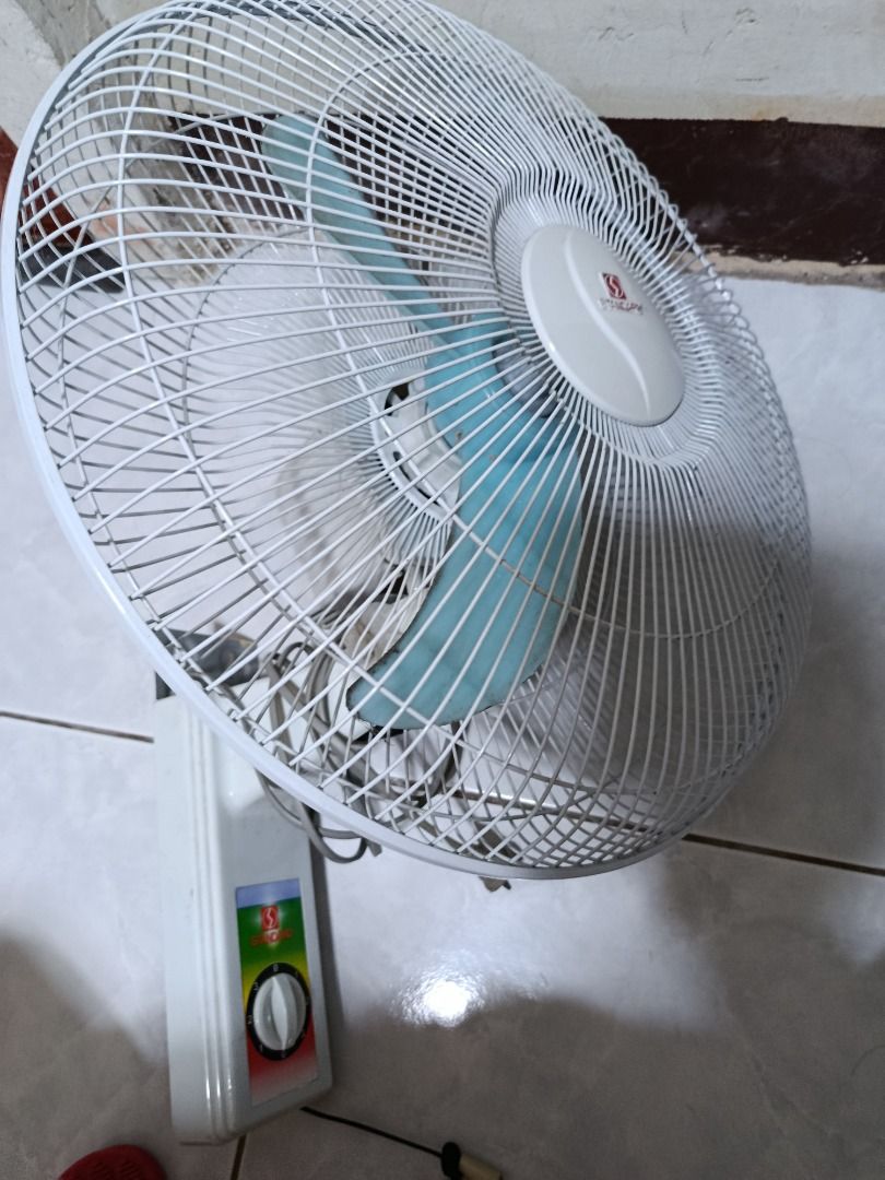 Standard Wall Mount Electric Fan Oscilliating (Category: Other Home Appliances) located in Batangas. Submitted by potpot1384 (Listing ID 1469883398, Image 2). Description: This is a Standard Wall Mount Oscilliating Fan, in good condition and perfectly suitable for a dorm or single room used..
