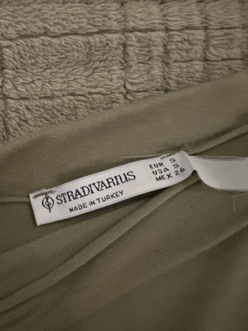Stradivarius khaki sleeveless top size S (Category: Sleeveless) located in Manila. Submitted by cabuniagpr58494 (Listing ID 1469872925, Image 2). Description: - Brand: Stradivarius - Color: Khaki green - Size: Small (Regular fit) - Design: Boat neckline with trendy gathered sides - Material: Soft and stretchy jersey - Versatility: Great basic piece for pairing with jeans or skirts.